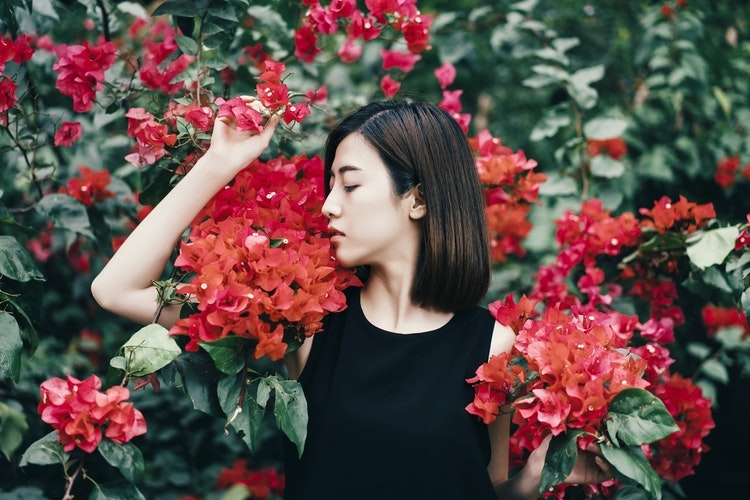 花に囲まれている女性