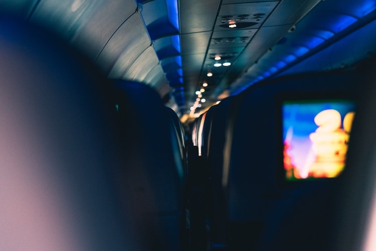夜出発の飛行機を取る