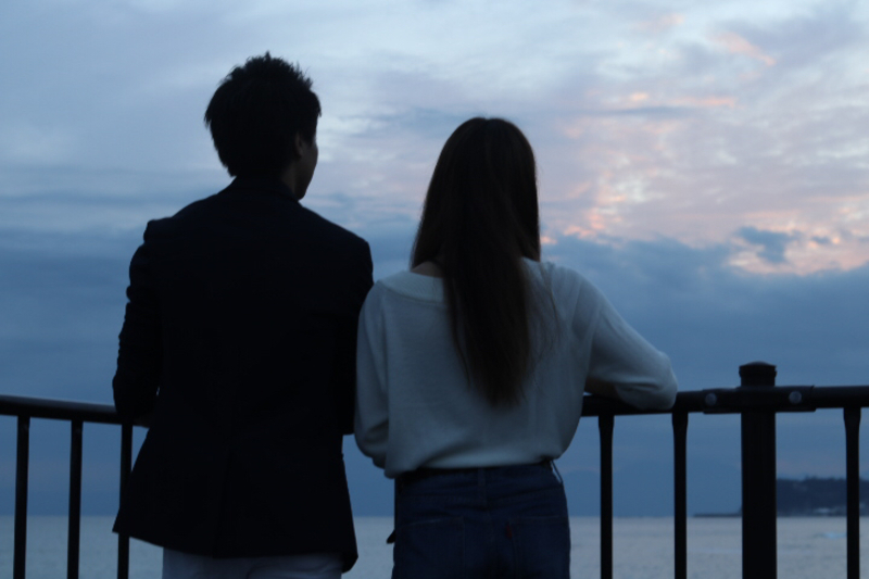 肩と肩が触れるか触れないかくらいに