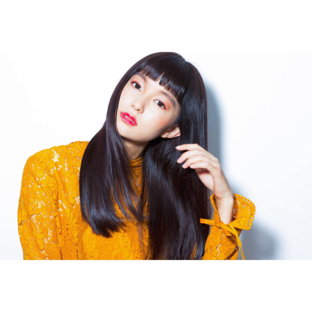 6)モードな黒髪ストレート×オン眉ぱっつん前髪
