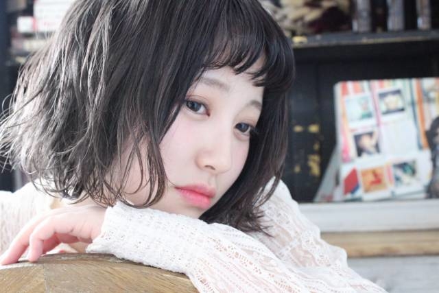 □無駄にペタペタ顔を触っていませんか?