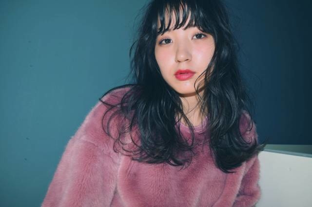 9)おフェロな黒髪×束感ぱっつん前髪