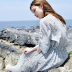 海辺に座っている女性