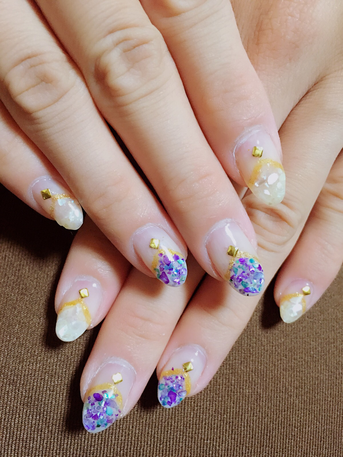 ゴールドでキラッと目を引くネイルに♡