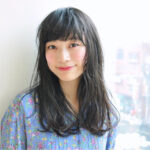 オーダーは、黒髪でも春っぽく。ダークトーンでも叶う軽やかヘアスタイルへのメソッド