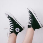 neoモテ仕草、‘靴紐きゅっキュン’とは？スニーカーが恋に効く理由