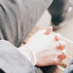 「寒いから汗かかない」は大間違い？好きな人と手を繋ごう、冬の手汗の原因と対策