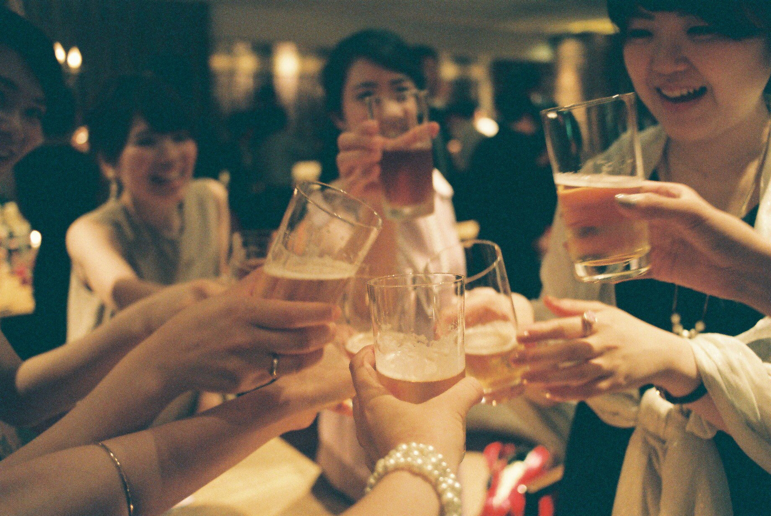職場や友達の飲み会で隣に座る