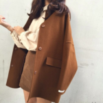 ジャケットを肩掛けしている女性