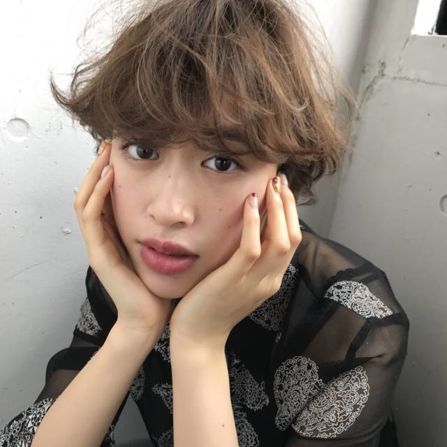 前髪パーマで大きめウェーブ