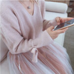 スマホを観ている女性の上半身