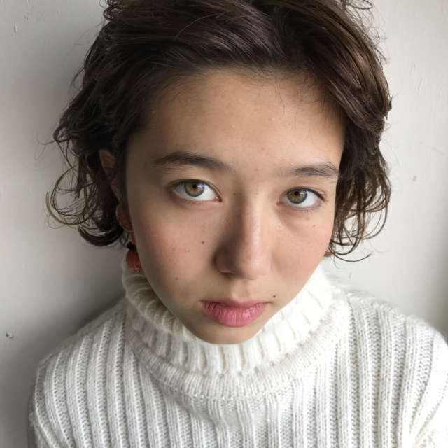 ふんわりとしたアイラインを引く