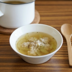 ハーブが香る　もち麦と鶏だんごのスープ