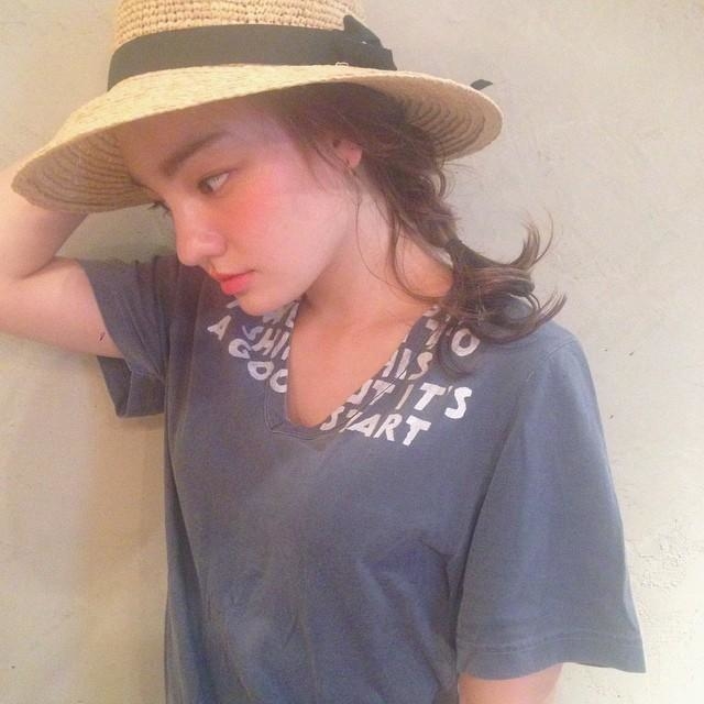 帽子を後ろから前にふんわりとかぶる
