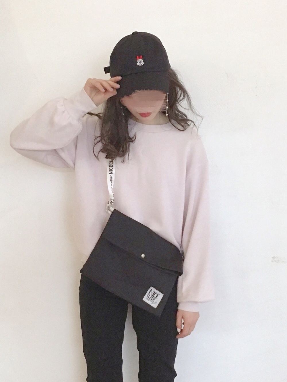 くすみピンクスウェット×ブラックスキニーパンツ