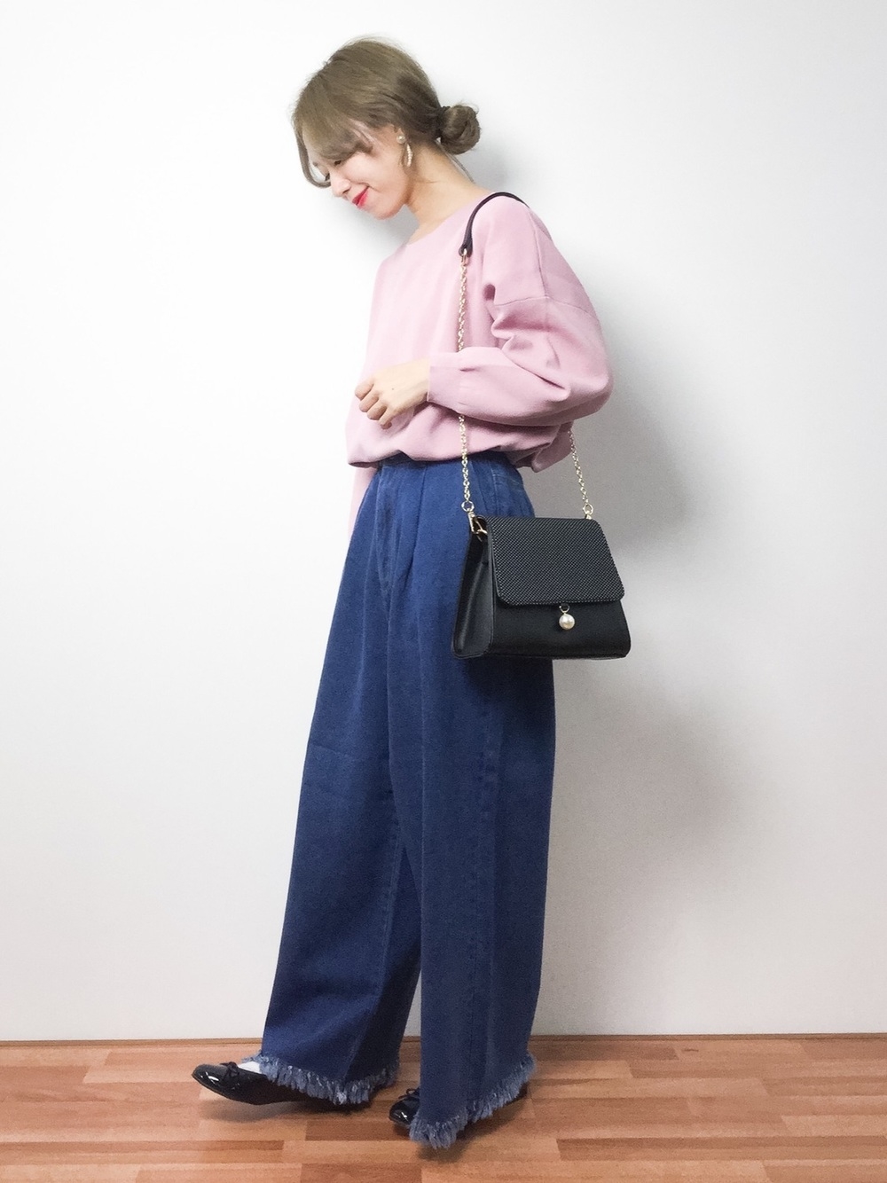 青みピンクニット×ワイドデニムパンツ