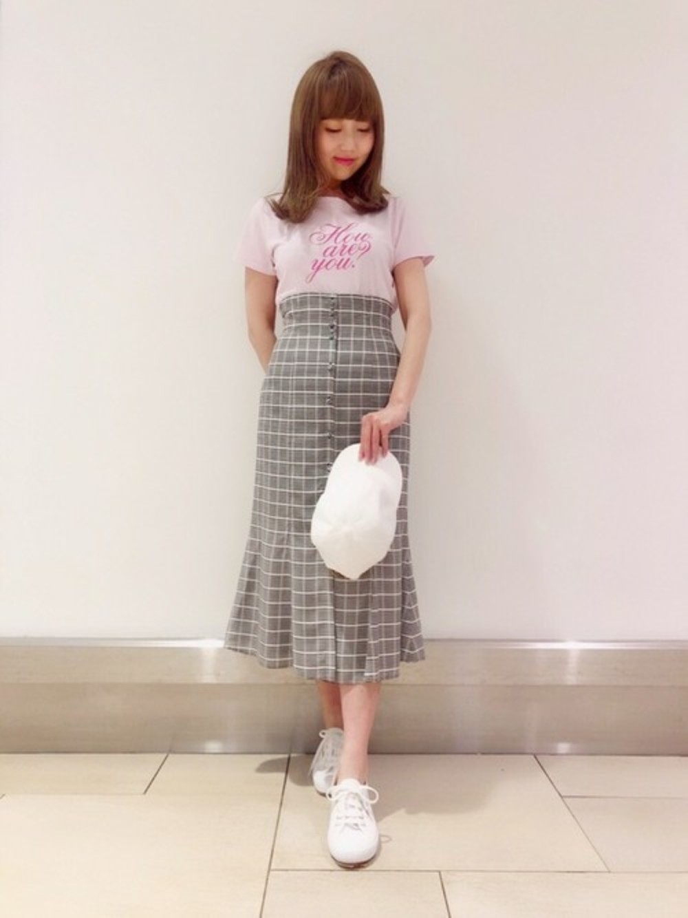 ピンクTシャツ×チェックスカート
