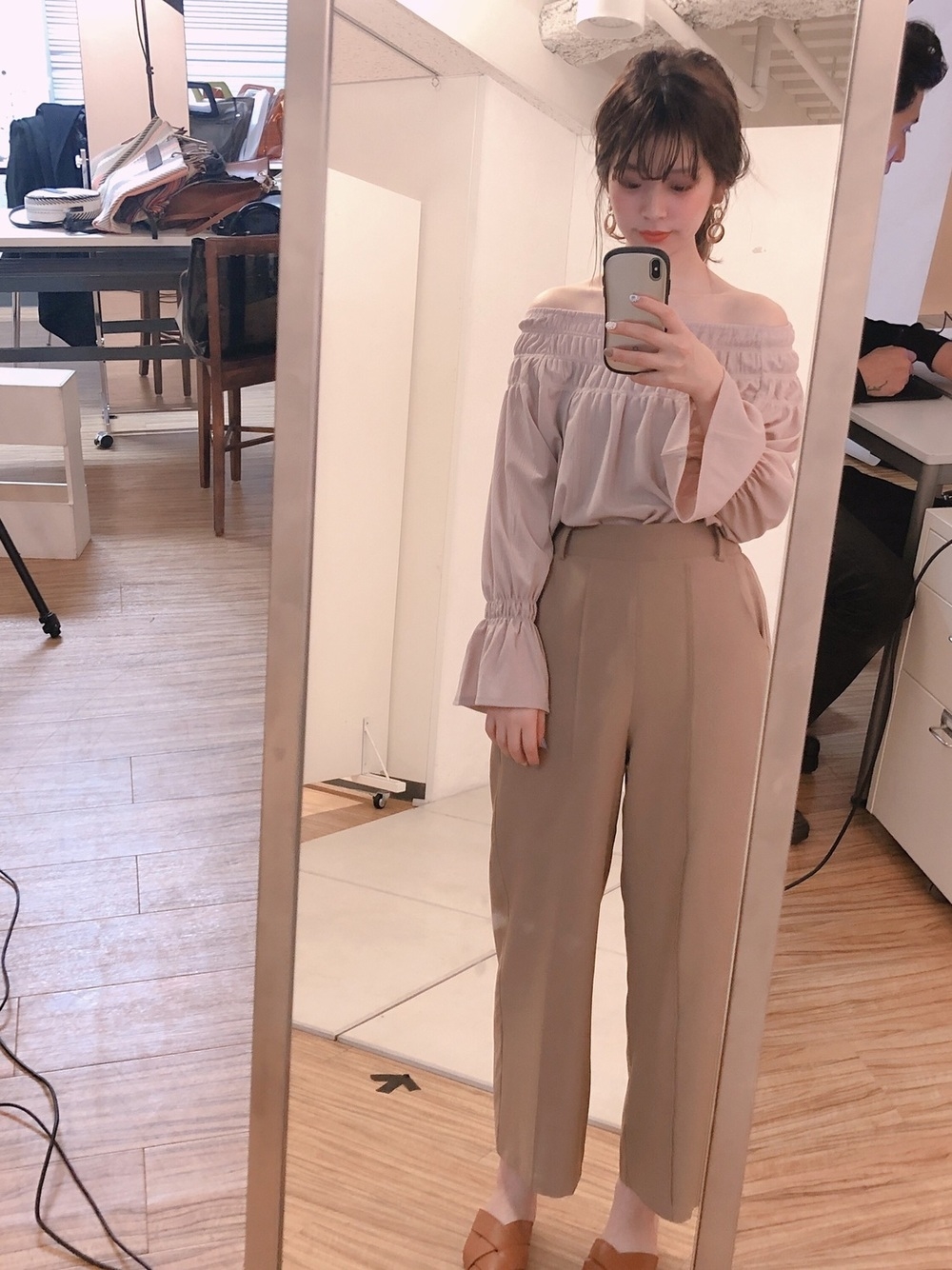 ピンクブラウス×ベージュテーパードパンツ