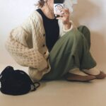 人気のカーキパンツ、どう着こなす？オフィスにも着ていける大人かわいいコーデ18選