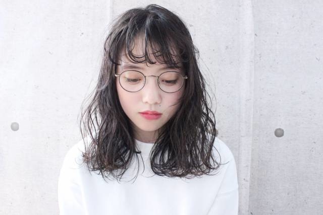 強めのカールでモードを楽しむ
