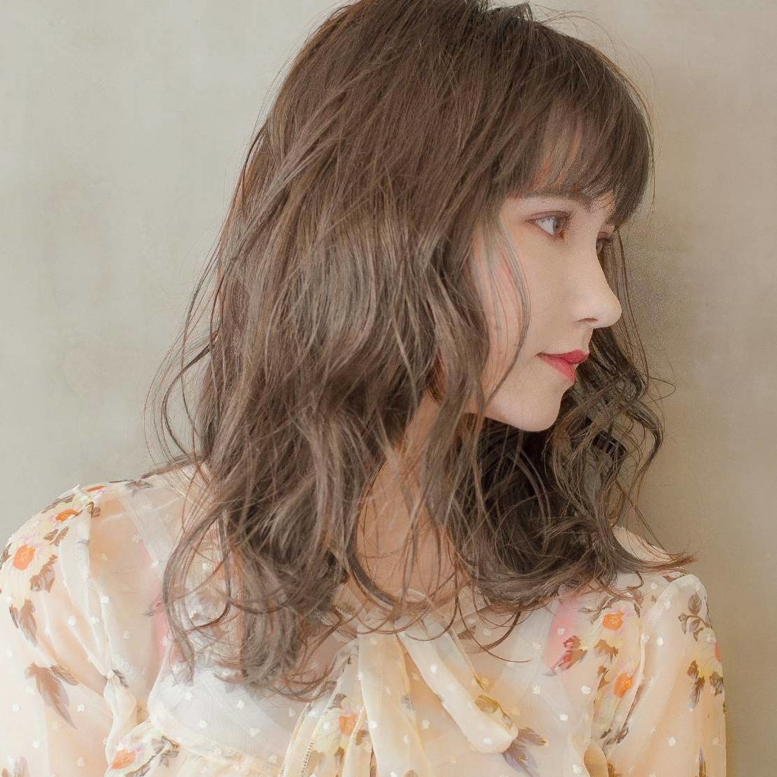 おしゃれで抜け感のあるこのヘアカラーの正体は…
