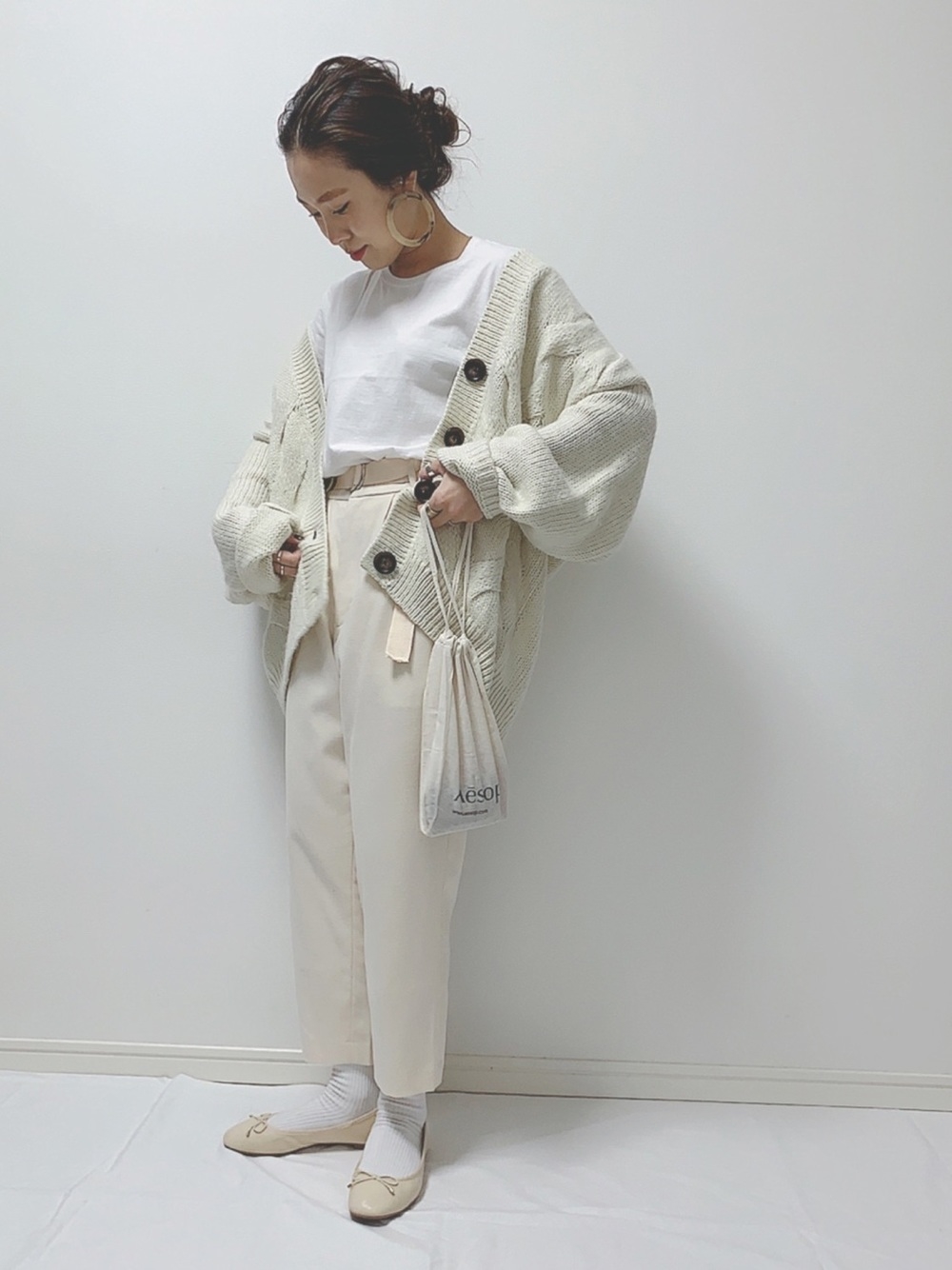 白パンツをコーデで活躍させよっ 春夏秋冬別のおしゃれ上級者な装い選 Mery 白パンツをコーデで活躍させよっ 春夏秋冬別のおしゃれ上級者な装い選 Mery