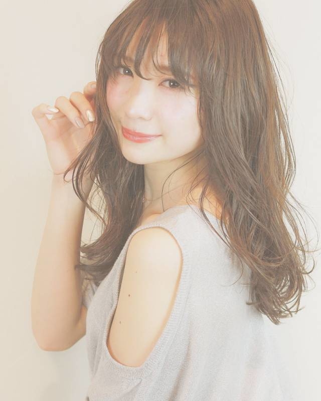 前髪ありのロングヘアは女の子らしさ満点♡