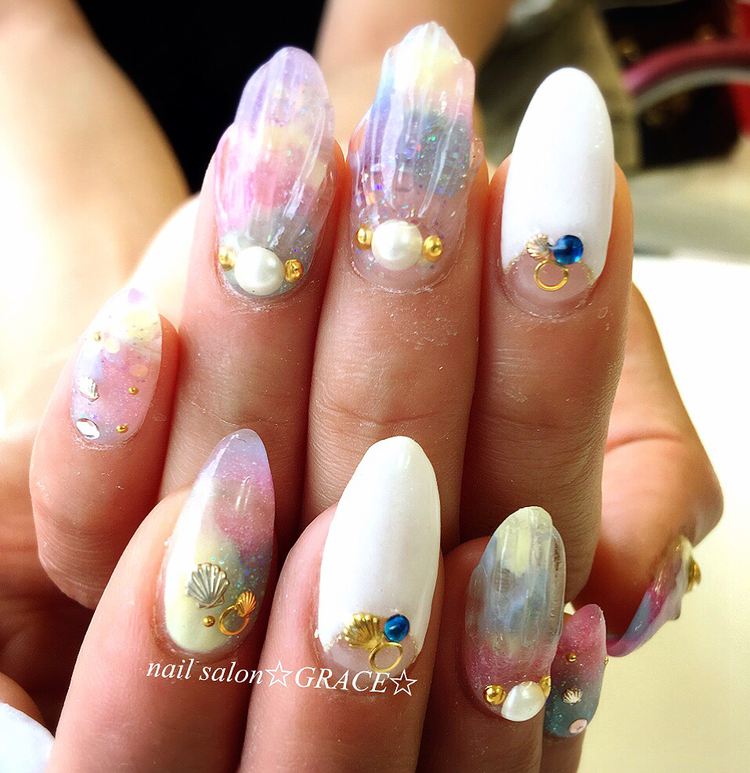 儚さのあるデザインで指先に透明感を
