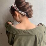 抜き襟とアップへアが‘産毛’を露わにした。理想の形「MW型うなじ」への自己処理