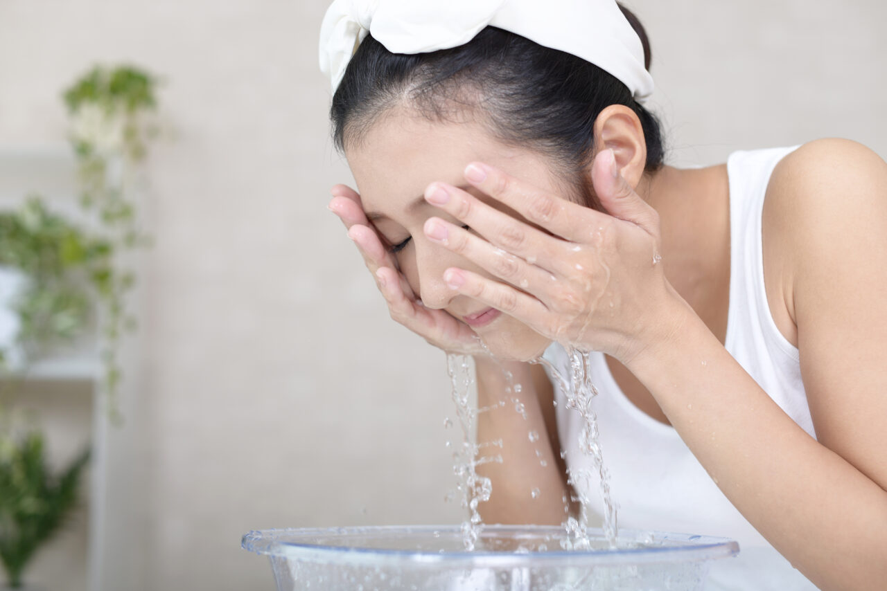 顔を洗っている女性