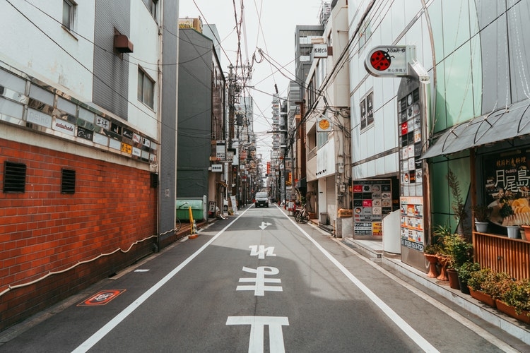 待ち合わせはキョロキョロして彼を探す