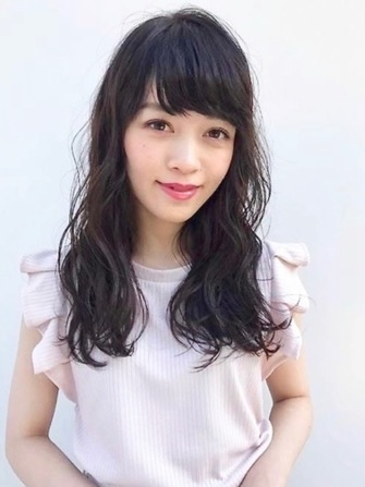 エレガントな雰囲気漂う。黒髪カールロング