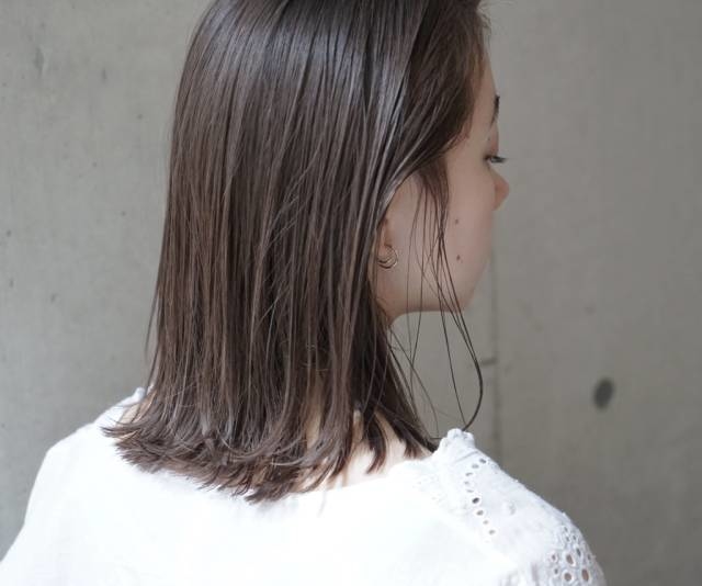 外ハネでシンプルに|ミディアムヘア