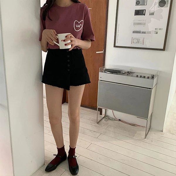 ブラックデニムショートパンツ×ピンク系半袖Tシャツ