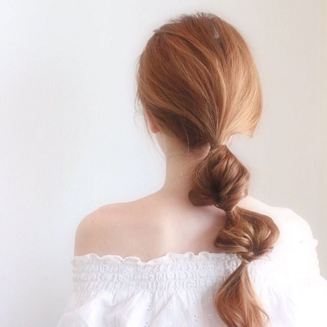 個性的な玉ねぎヘアをくるりんぱで