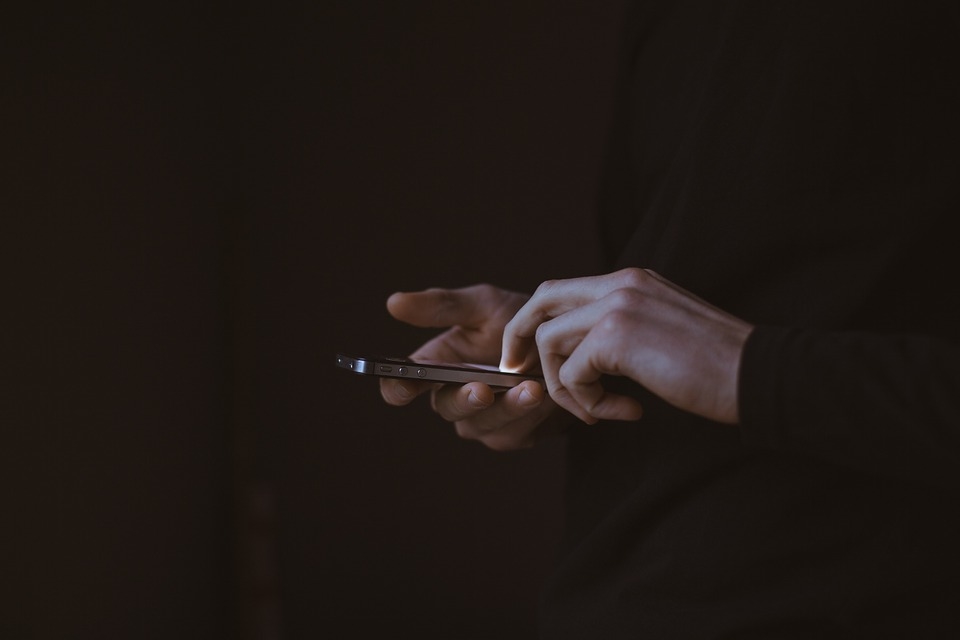 ②寝る前のスマホは何としても我慢!