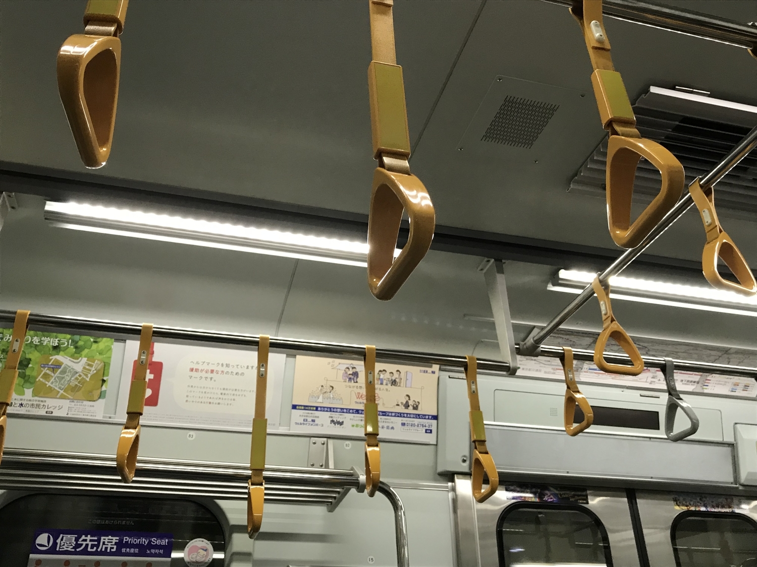 終電に揺られ、自分の爪を見つめた