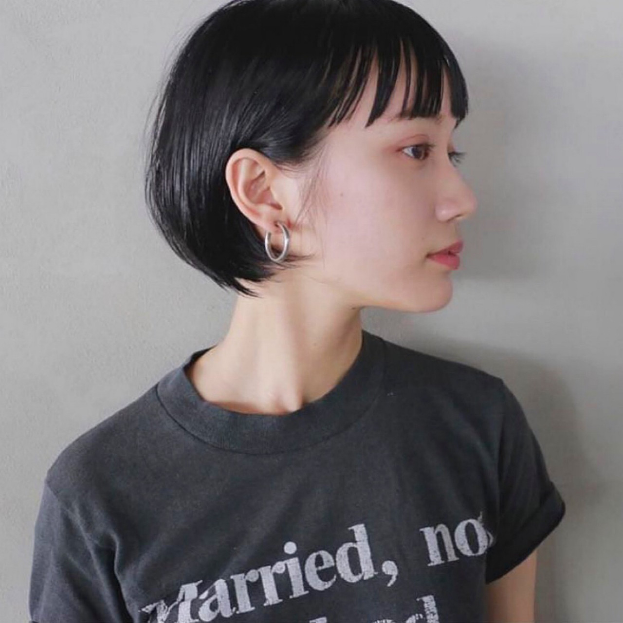 横から見ても美しい黒髪ぱっつんショート