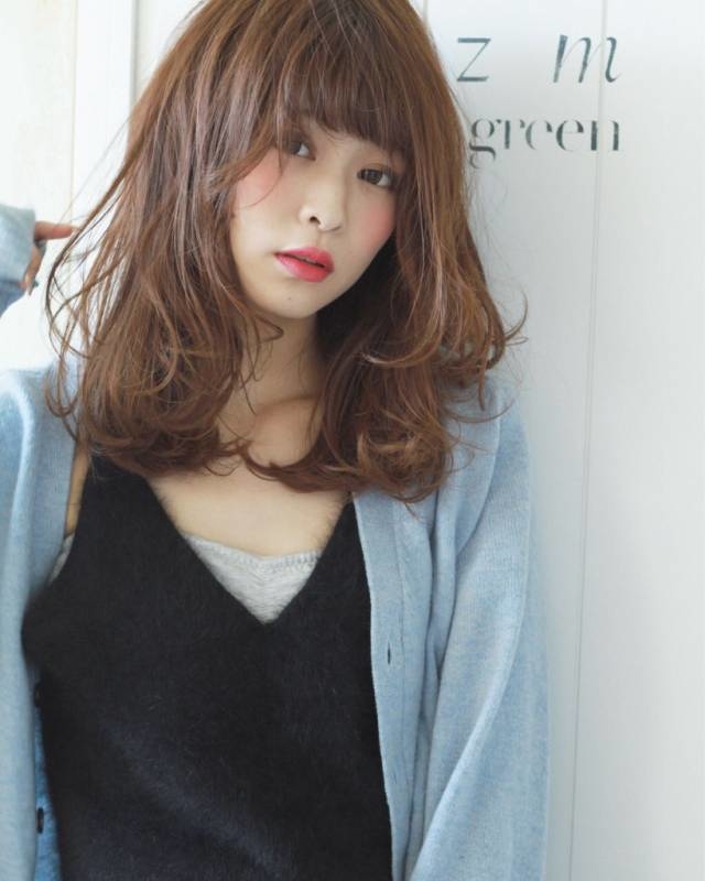 ▷“ほつれヘア”で女っぽさも