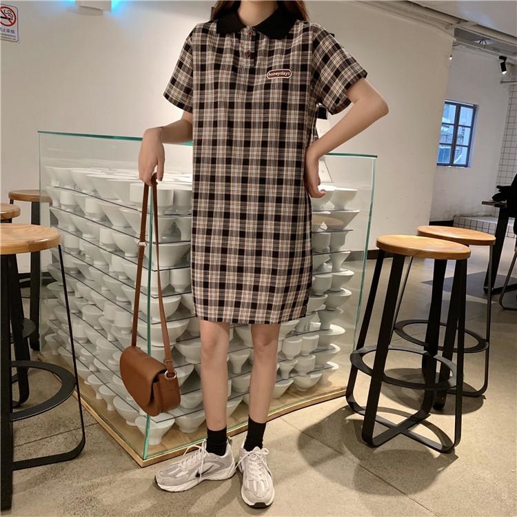ポロシャツ風ワンピース×スニーカー