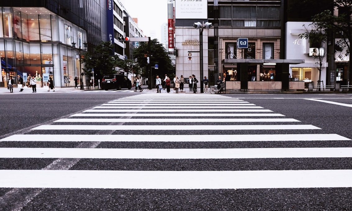 カラオケに行くか、躊躇します