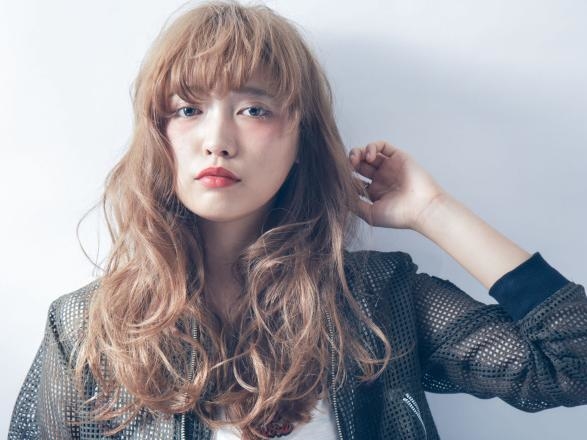 メイクと合わせて大人っぽくも