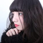 透明感のあるグレーのヘアカラーが大人気。光を味方にツヤと透け感を手に入れて