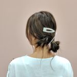 ミディアムヘアで作るラフなお団子がお洒落。リラックス感を引き出す簡単アレンジ法