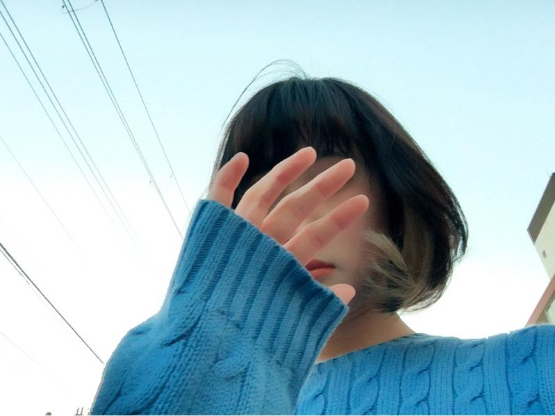 壱|口元に手を近づけてポーズをとる