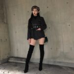 ニーハイソックスを履いた黒いコーディネートの女性