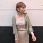 ベージュの服で横を向く女性