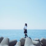 黒髪をなびかせて海辺を走る私たちは夏の象徴。サマーを満喫するJKの制服着こなし