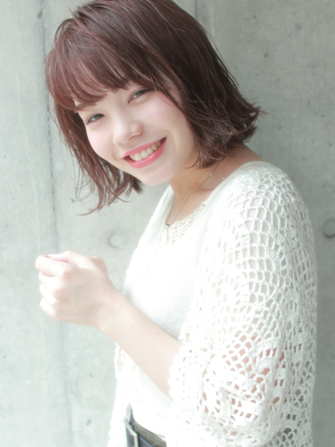 →丸顔さんなら、前髪に立体感を