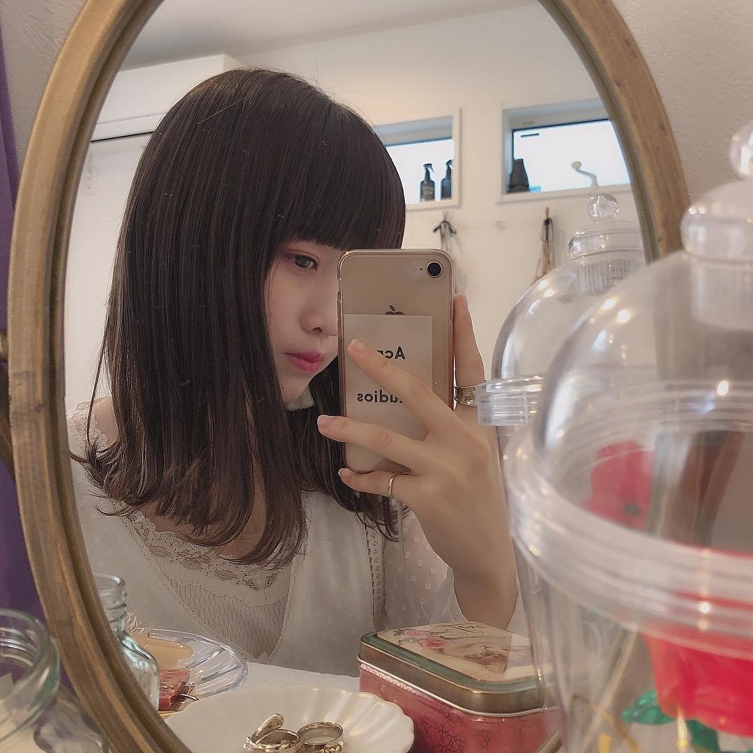 鏡を使って自撮りで